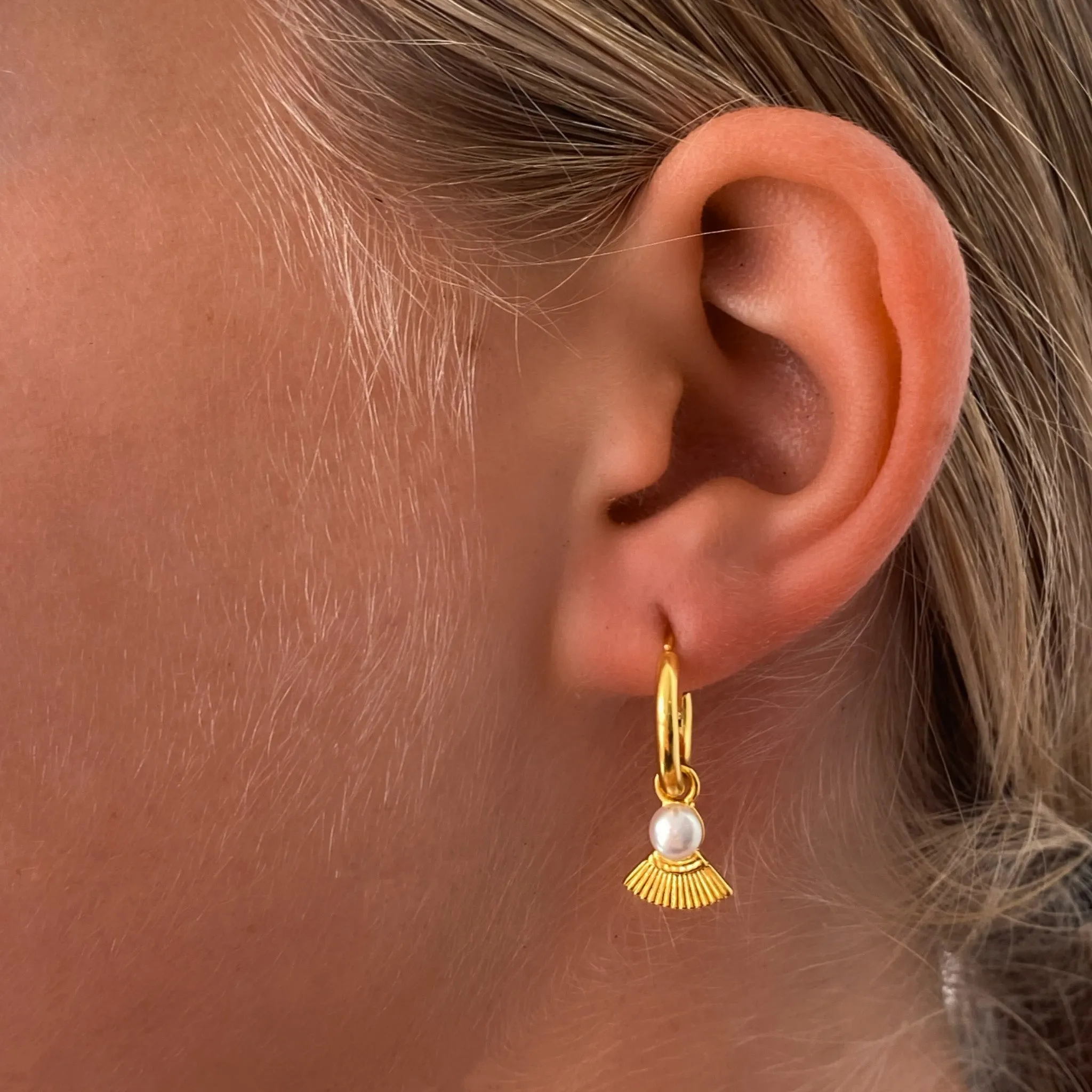 Tropical Night Pearl Sleeper earrings Gold